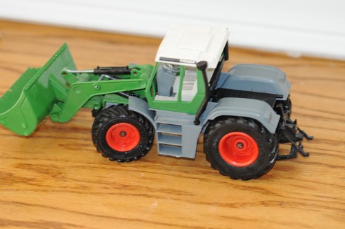 Siku 1:32 Fendt 4WD Farm Toy Tractor With Front Loader Diecast Agriculture Vehi - Picture 3 of 16