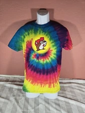 Buc-ees Rainbow Tie Dye Peace Love & Beaver Nuggets Gaphic T-Shirt Adult M