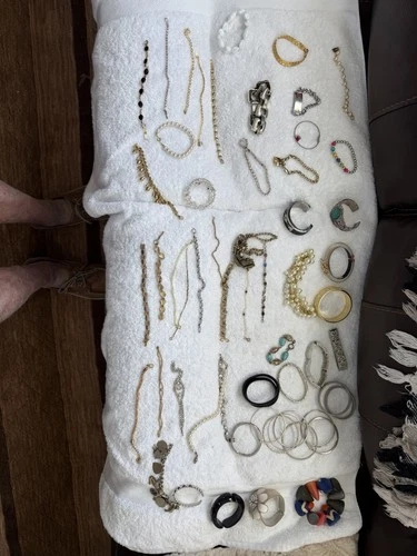 Vintage Estate Costume Jewelry Warm Gold Tone Bracelet & More Mixed Lot 032918