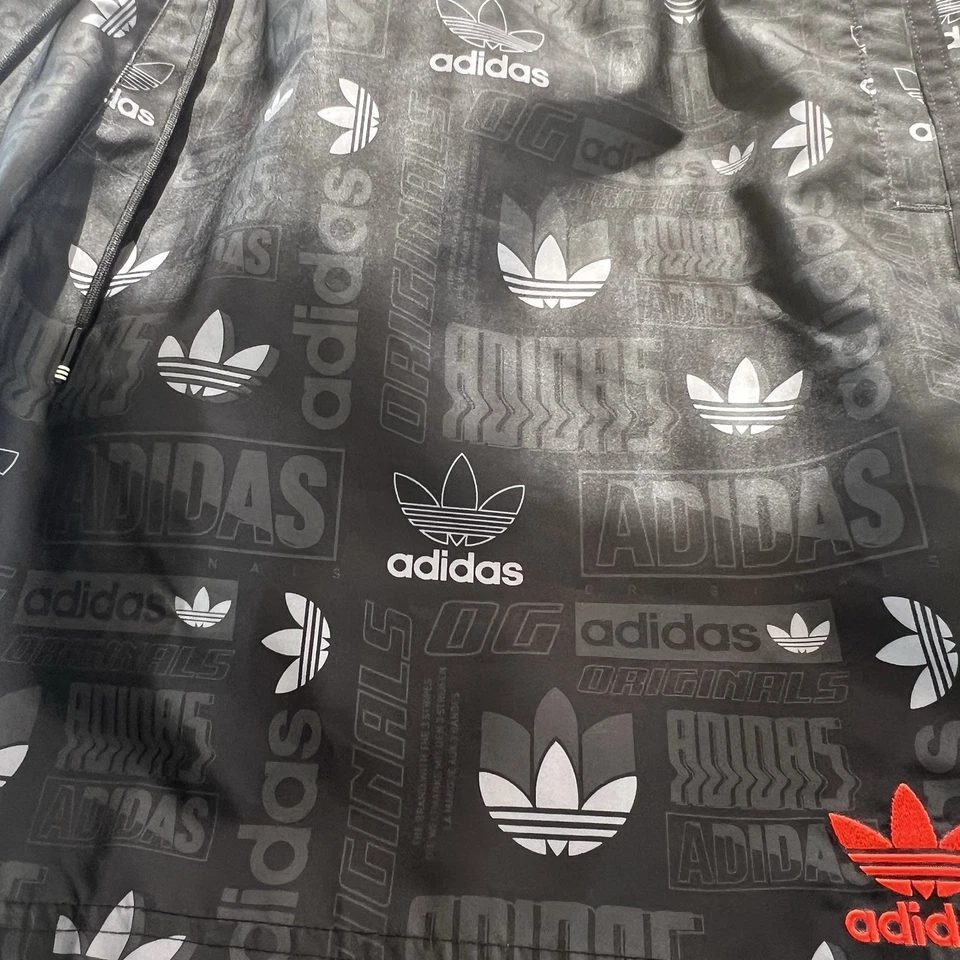 阿迪达斯男式游泳短裤尺寸 2XL 全印花游泳短裤黑色红色标志 — 第 3/4 张图片