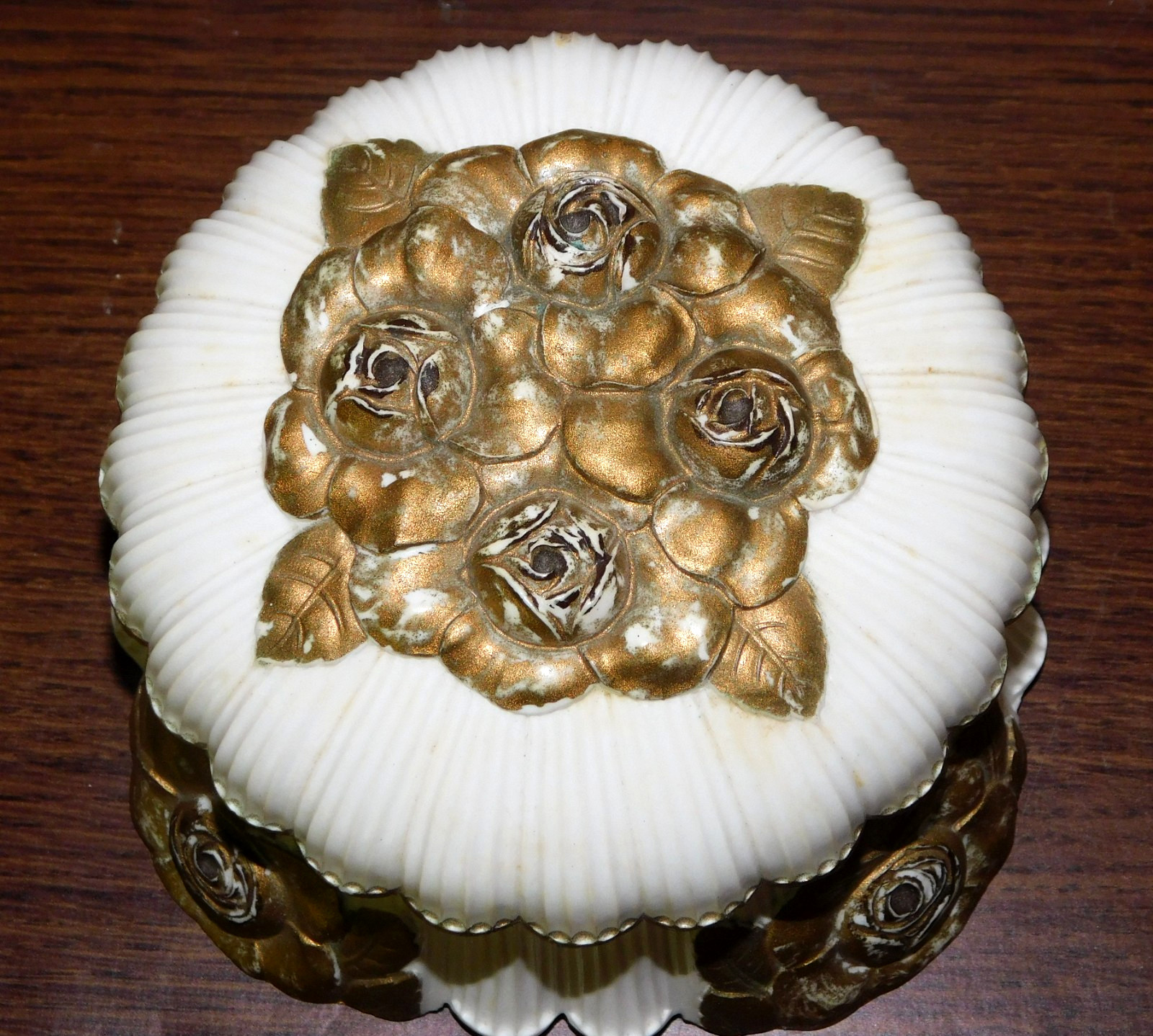 VINTAGE 50s CHARLES OF THE RITZ NEW YORK GOLD FLORAL MAKEUP POWDER BOX ART DECO