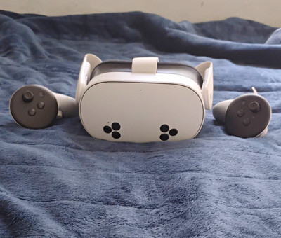 Meta Quest 2 Standalone VR Headset 120Hz w/ Controllers, White, Used once 4 test