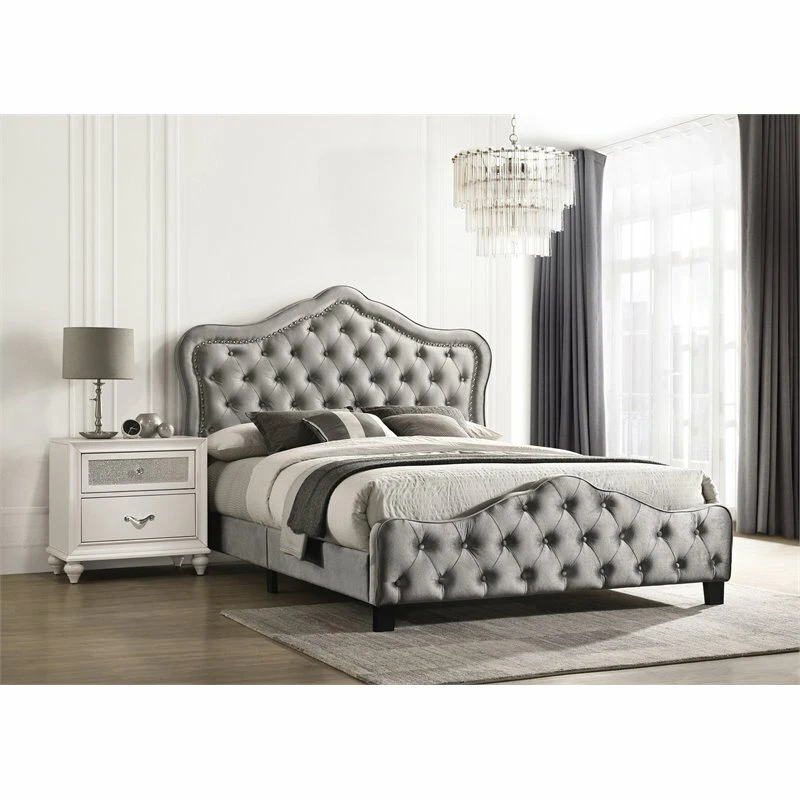 Cama Coaster Bella tapizada de terciopelo acolchado California King Panel en gris Foto 2 de 3