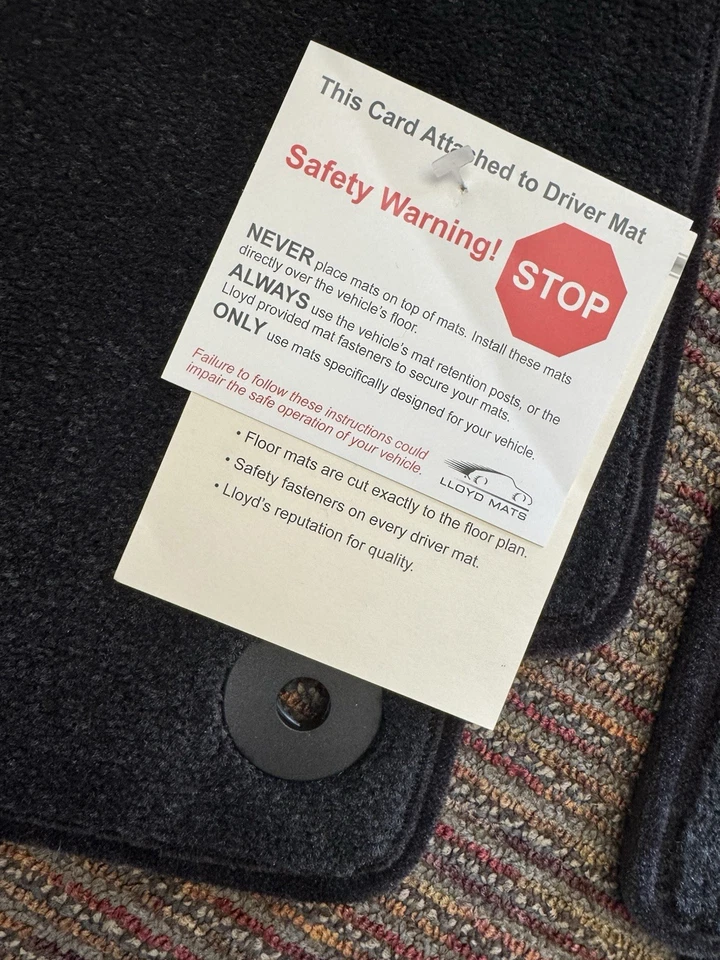 Alfombrillas automotrices Cadillac Lloyd Tats Ultimate Gold Logo delanteras (2002-2013) Foto 4 de 4