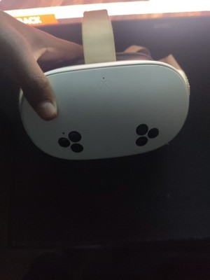 Oculus 3s With Charger And Both Controllers All Working Perfectly Fine.