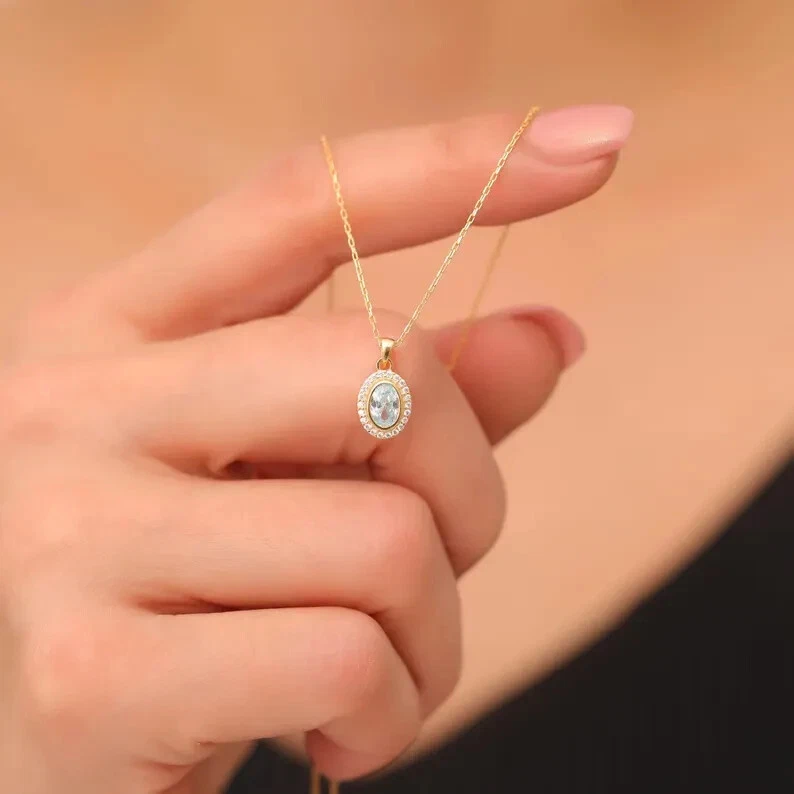Colgante con halo de aguamarina de corte ovalado de 1,25 quilates enchapado en oro amarillo de 14 quilates de 18" Foto 2 de 4