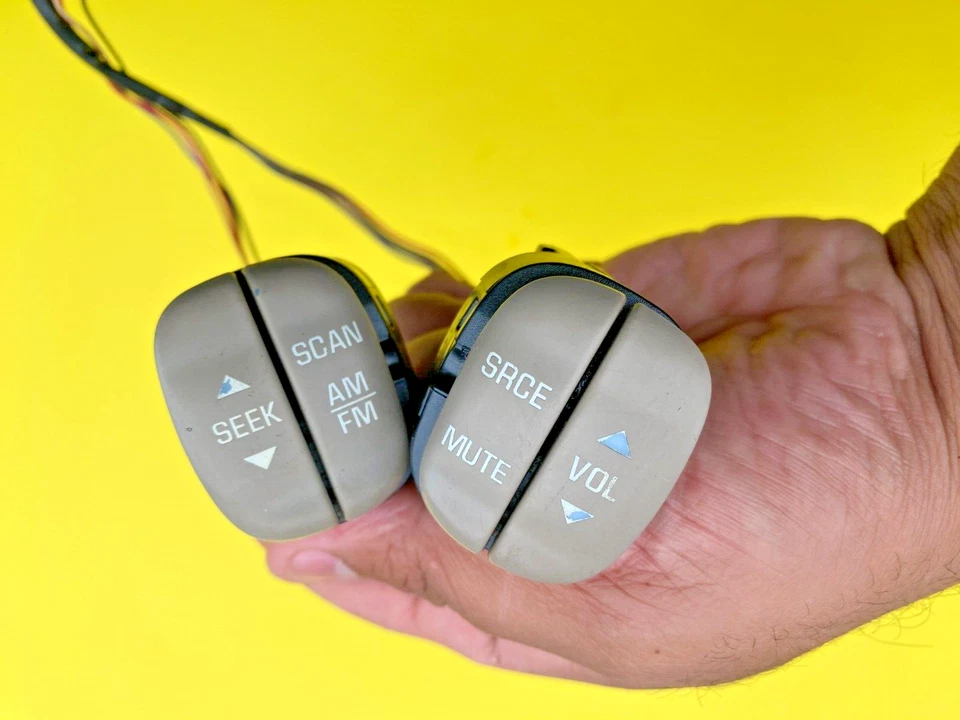 Volante Buick Century 1997-2000 audio y radio control de crucero OEM 12451280 Foto 2 de 4