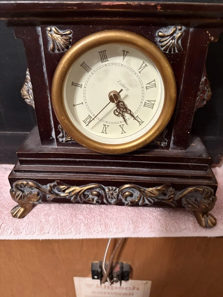 This vintage desk clock boasts a unique design with brass lion heads  - Image 2 of 2