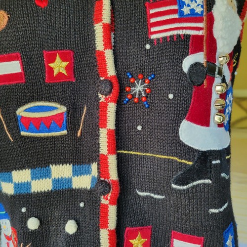 Gilet natalizio Designer Originals Studio S Fa La La Piccolo Ricamo Patriottico. - Foto 9 di 12