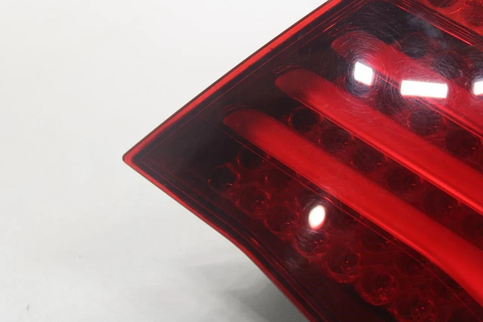 Lâmpada traseira traseira direita do passageiro 2013-2015 BMW 750I xDrive 63217300270 - Imagem 3 de 4