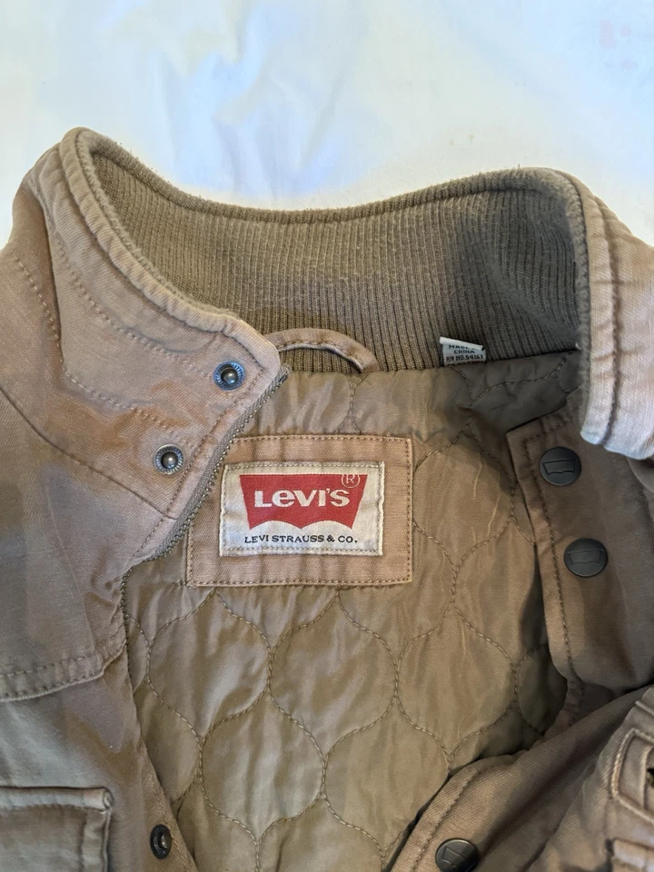 Chaqueta utilitaria de lona marrón forrada con cremallera completa bolsillos a presión abrigo de campo Levi’s para hombre Foto 3 de 4