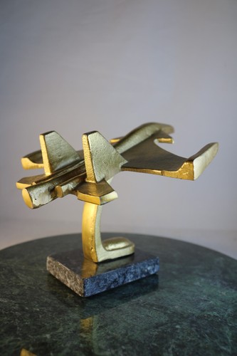 Jet da caccia militare vintage F-16, scultura in ottone, base in marmo 6" alto 9" lungo - Foto 10 di 13