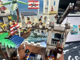 LEGO Pirates: 6242 Soldiers' Fort, 100% Complete with Box & Instructions