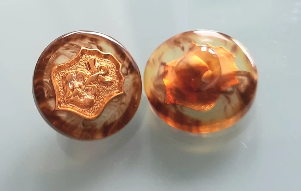 6 Vintage Knöpfe Hornimitat bzw Bernsteinimitat mit Metal Fleur de Lys Intaglio - Bild 2 von 4