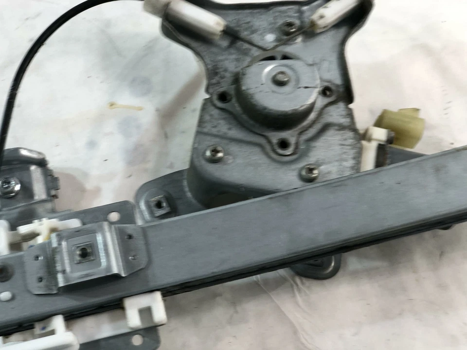 GMC Yukon 2007 conductor trasero izquierdo regulador de ventana OEM Foto 3 de 4