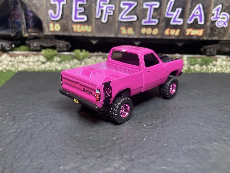 1976 Dodge Pickup Lifted 4x4 Truck 1/64 Diecast Custom Off Road M2 Machines - Image 4 of 4