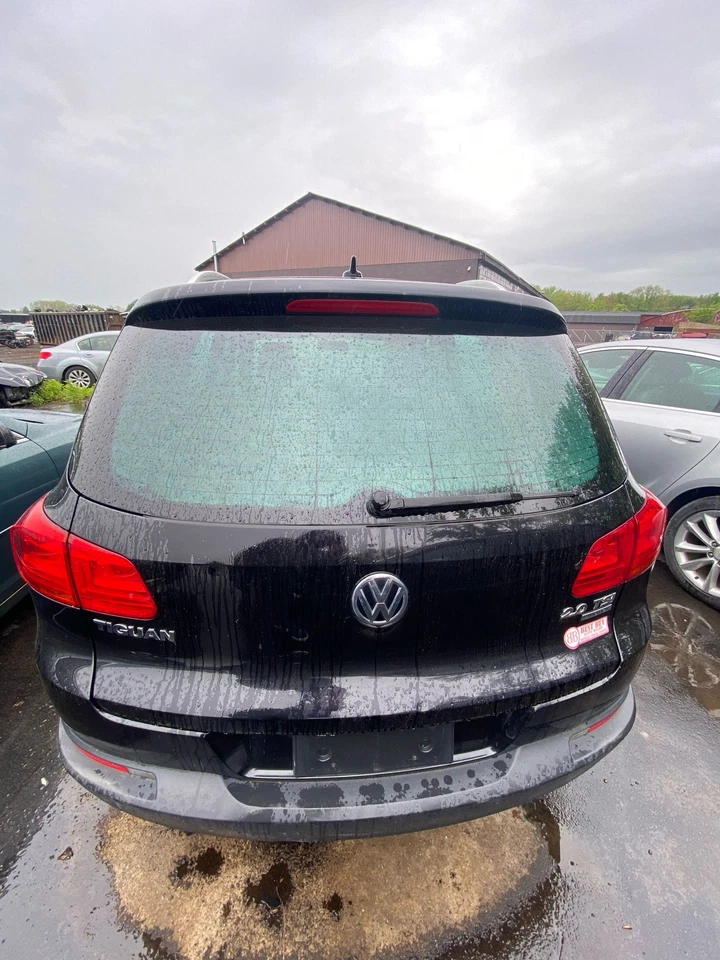 Used Deck Lid fits: 2013 Volkswagen Tiguan spoiler w/o sport package w/o camera - Imagem 2 de 4