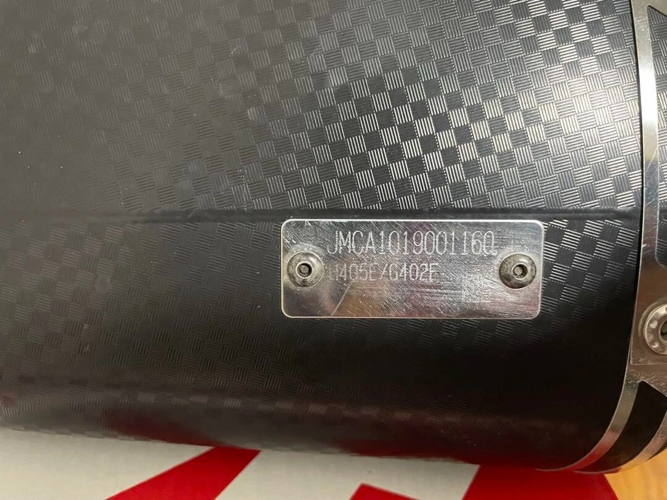 Escape deslizable de carbono Yoshimura Yamaha YZF-R3 Cyclone R11 usado Foto 4 de 4