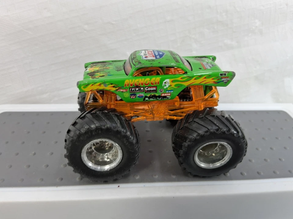 Hot Wheels Monster Jam Max-D Avengers Chevy Lote De 2 Die Cast - Imagem 2 de 4
