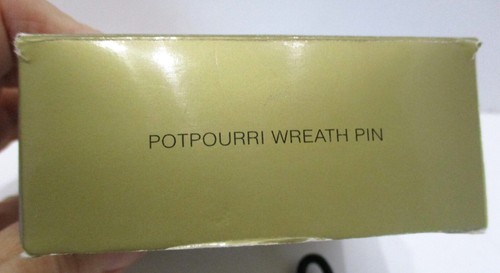 Spilla ghirlanda natalizia vintage Avon Potpouri nuova con scatola 1997 - Foto 5 di 6