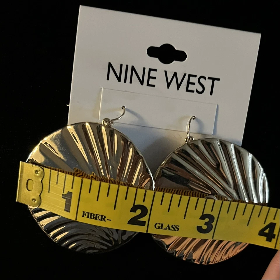 "Pendientes circulares texturizados tono dorado Nine West de 2"" con piedra rosa, nuevos con etiquetas" Foto 2 de 4