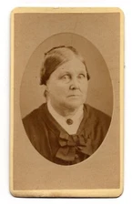 ANTIQUE CDV C. 1870s E.I. STEARNS & CO. OLD LADY IN DRESS HONESDALE PENNSYLVANIA