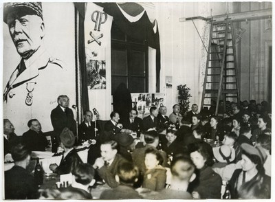 Vichy. Rede von Abel Bonnard im Grand Casino. Portrait Marschall Pétain.