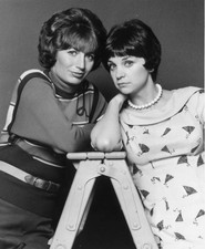 American actors Penny Marshall Cindy Williams lean towards each oth- Old Photo