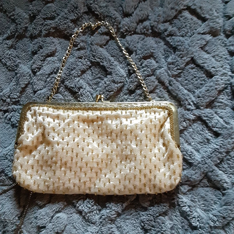 LOTE VINTAGE DE BOLSAS DE NOITE COM LANTEJOULAS E MIÇANGAS uma Whiting Davis - Imagem 3 de 4