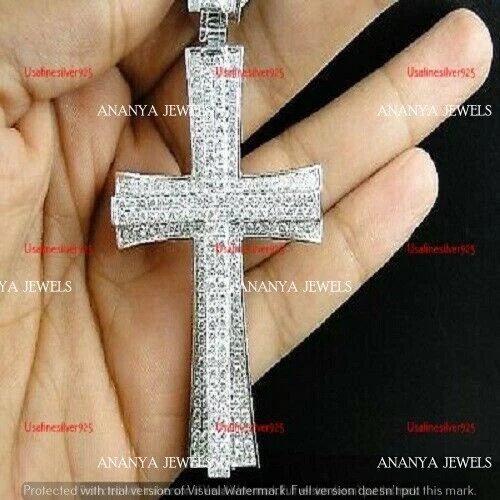 Conjunto de pavé redondo de diamantes creado en laboratorio de 8 quilates cruz colgante para hombre enchapado en oro blanco de 14 quilates Foto 3 de 4