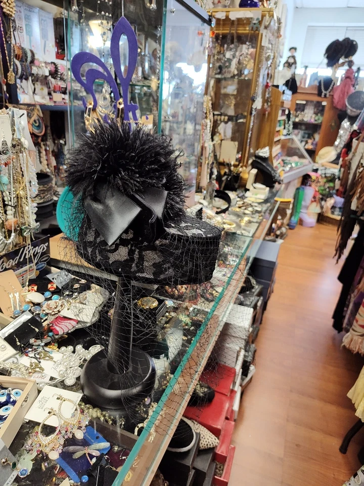 KOKIN BLACK & SILVER PILLBOX WITH FEATHERS AND VIEL GORGEOUS - Image 3 of 4