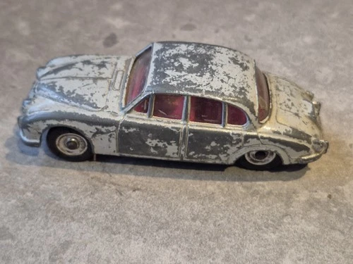 VINTAGE DIECAST - JAGUAR  3.4 LITRE - DINKY TOYS,NICE RESTORATION PROJECT