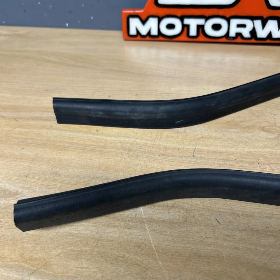 Vedação de capô original BMW 51237161345 – Compatível com X5 E70 / X6 E71 (2007–2014)  - Imagem 2 de 4