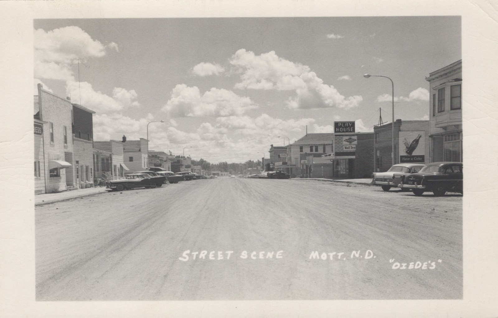 Street Scene Mott ND Coca Cola años 50 - Foto postal RPPC