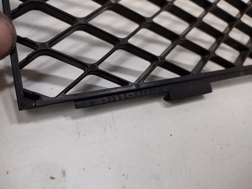 GRILLE GRILL FRONT CENTER BUMPER COVER MESH TRIM oem 03 04 05 TOYOTA MR2 SPYDER - Picture 4 of 5