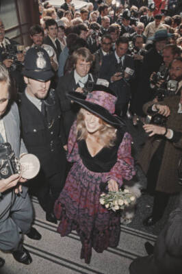 Miranda Quarry arrives at Caxton Hall 1970 OLD PHOTO
