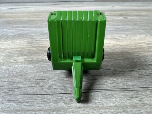 Ertl 1/64 John Deere 566 Round Baler With Plastic Round Bale - Picture 4 of 8