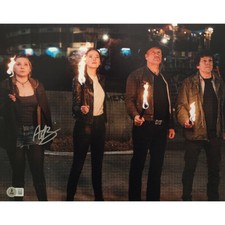 Abigail Breslin Signed Photo #19 (11x14)