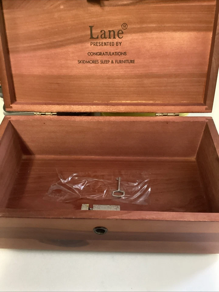 Vintage LANE Mini CEDAR CHEST/Keepsake box (no key) from the 60's. - Image 2 of 2
