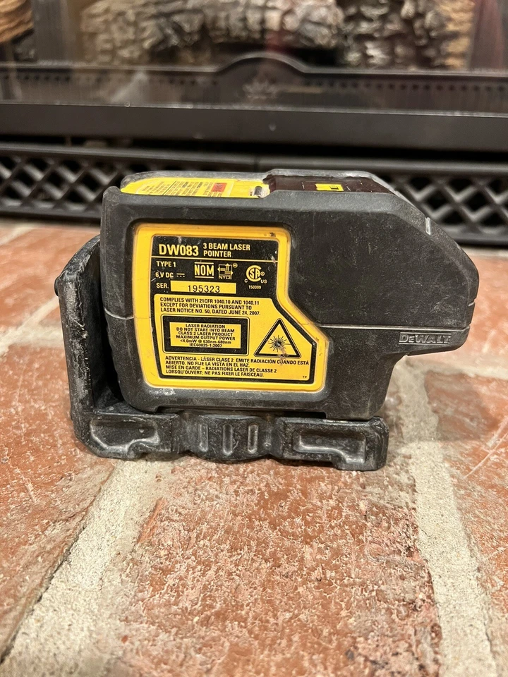 DEWALT DW083 Self-Leveling 3-Spot Laser Level & Magnetic Pivot Bracket - Image 4 of 4