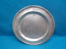 1738 GRAND PLAT DE SERVICE EN ÉTAIN AVEC BLASON LOUP SURMONTÉ DE 3 OISEAUX