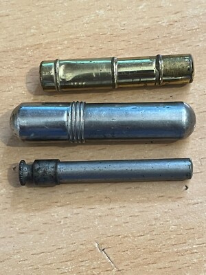 Drei alte Nadelkoffer aus Metall, einer hat Nadeln