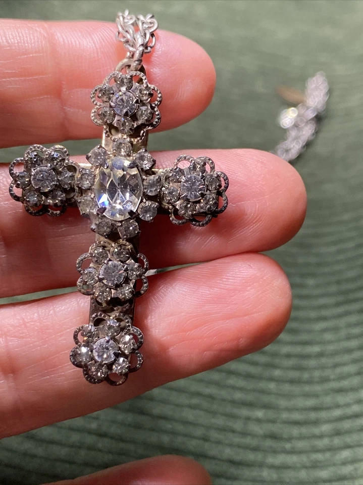 COLGANTE LIZ PALACIOS SF CRISTAL VINTAGE CRUZ CON JOYAS TONO PLATA Foto 2 de 4
