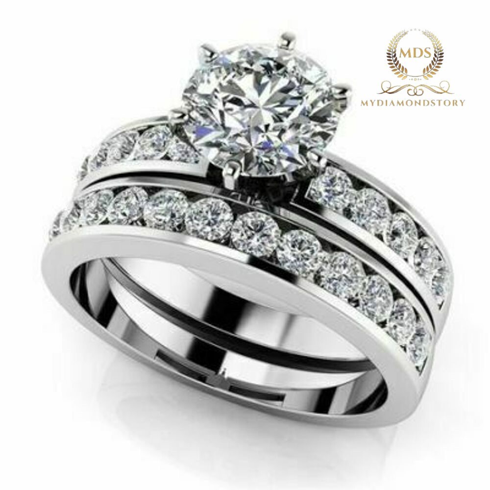 Juego de anillo de compromiso de moissanita de corte redondo de 2,5 quilates oro blanco liso 14 K