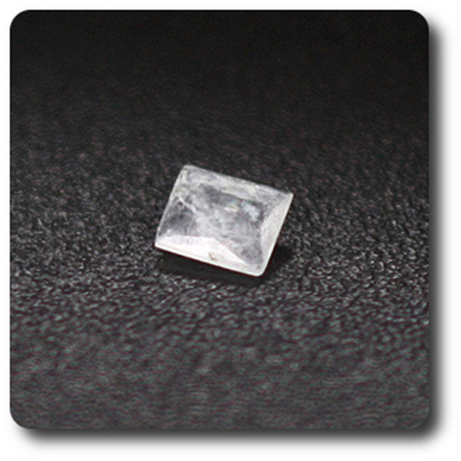 Pierre précieuse chiolite rare de 0.05 cts extraite à Ivigtut, minéral d'exception