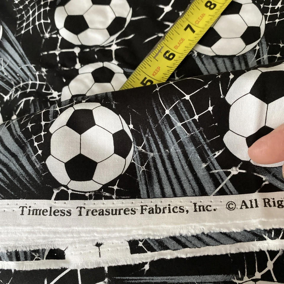 Redes de pelotas de fútbol Timeless Treasures tela de algodón negro por yarda C6031 Foto 3 de 4