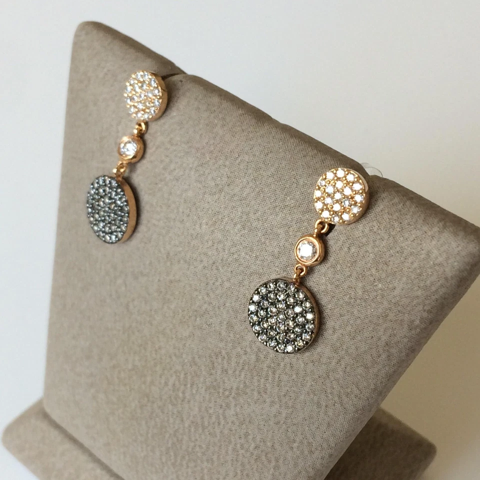 Pendientes colgantes de oro rosa de 18 quilates | Diamantes blancos y coñac 0,59 quilates | EL GRECO Foto 2 de 4