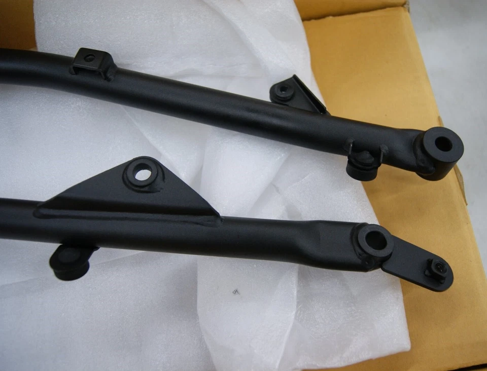 Suportes de montagem direita e esquerda 2015-2016 NOS KAWASAKI VULCAN S-650 EN650, B-4486 - Imagem 4 de 4