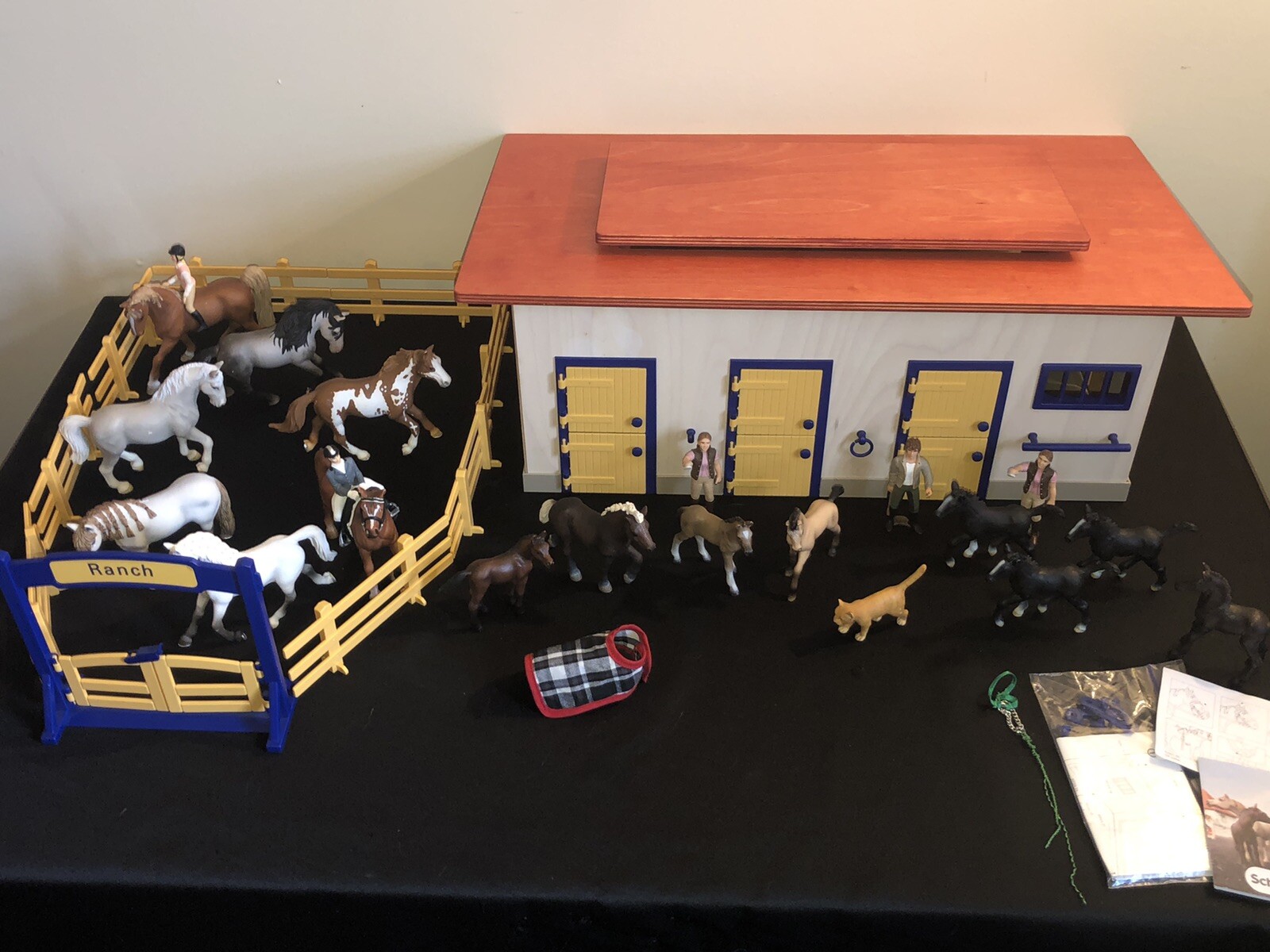schleich horse stable with 2 bonus horses