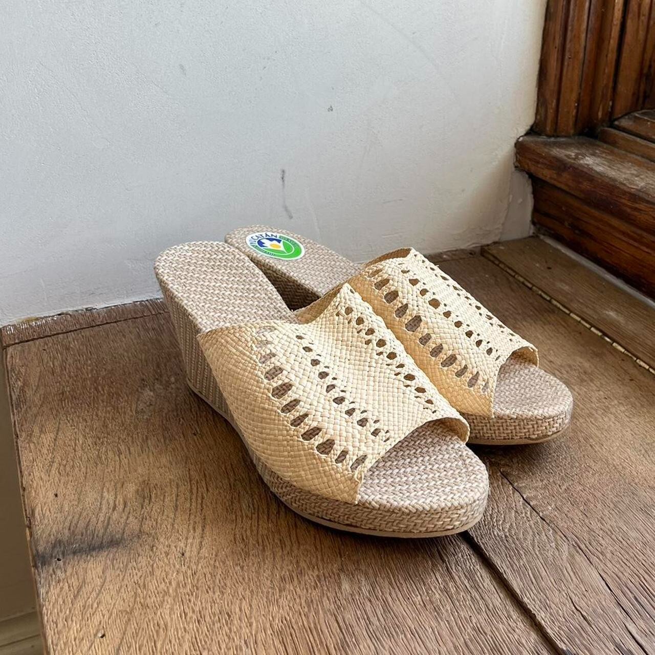 Nude Woven Peep Toe Platform Sandals Mexico Women Size 8 Brand New